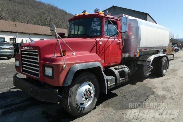 Mack RD690P Tankbilar
