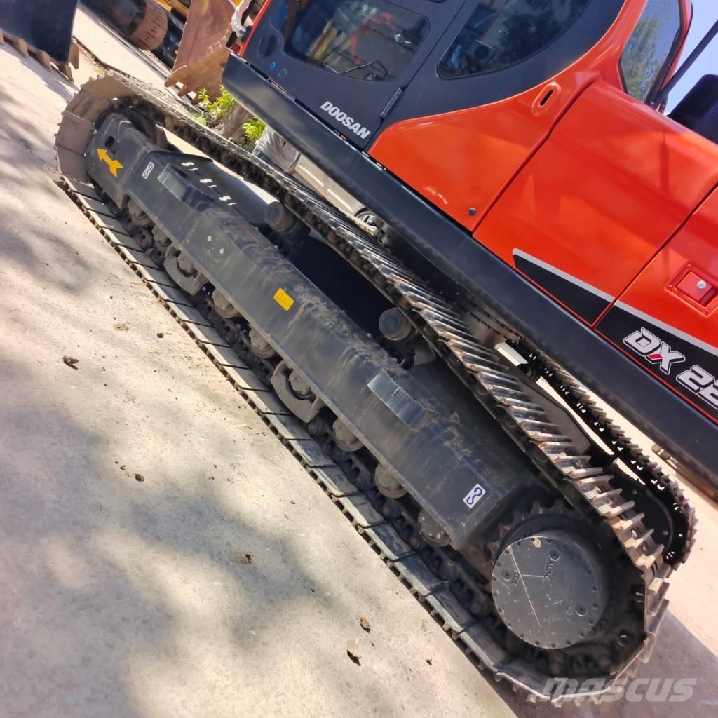Doosan DX 225 LCA Bandgrävare