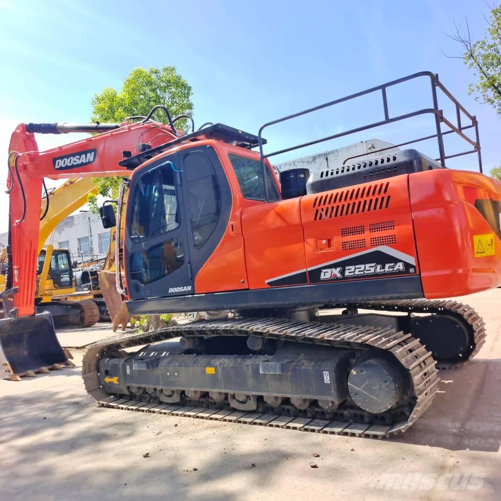 Doosan DX 225 LCA Bandgrävare