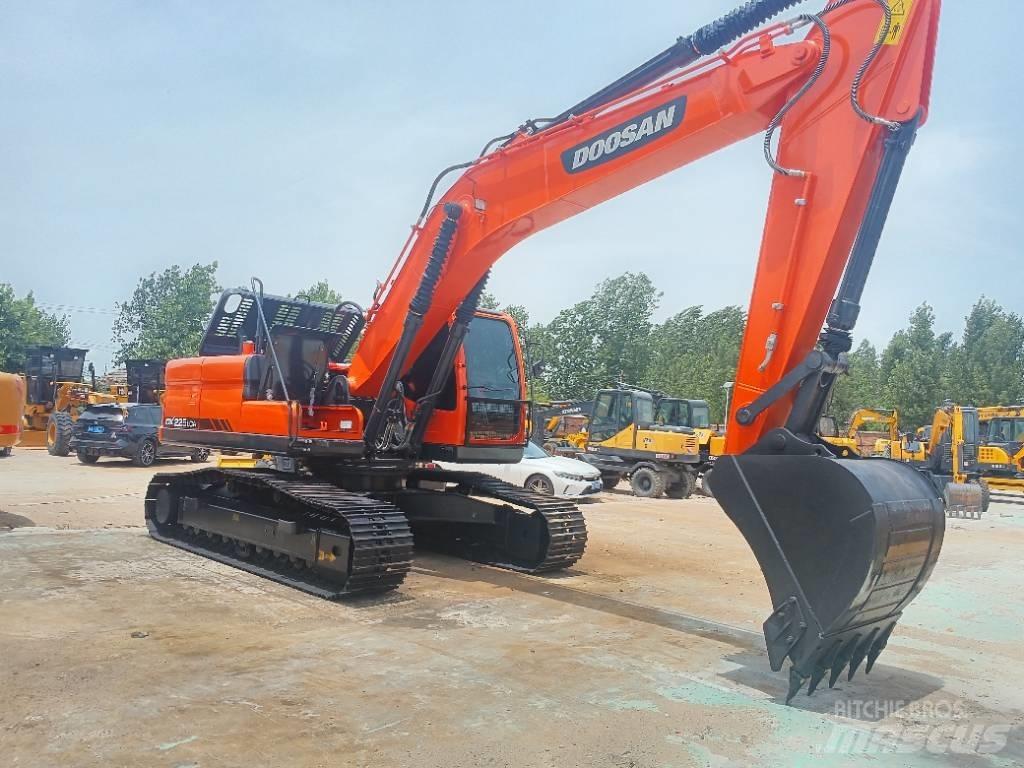 Doosan DX 225 Bandgrävare