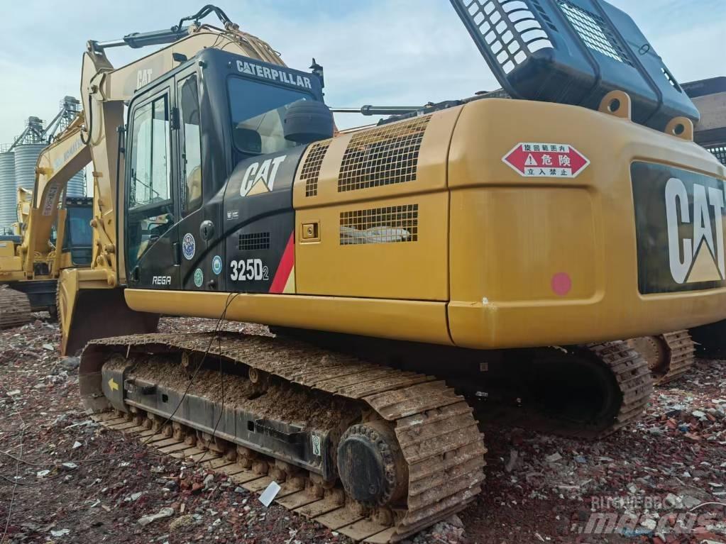 CAT 325 D2 Bandgrävare