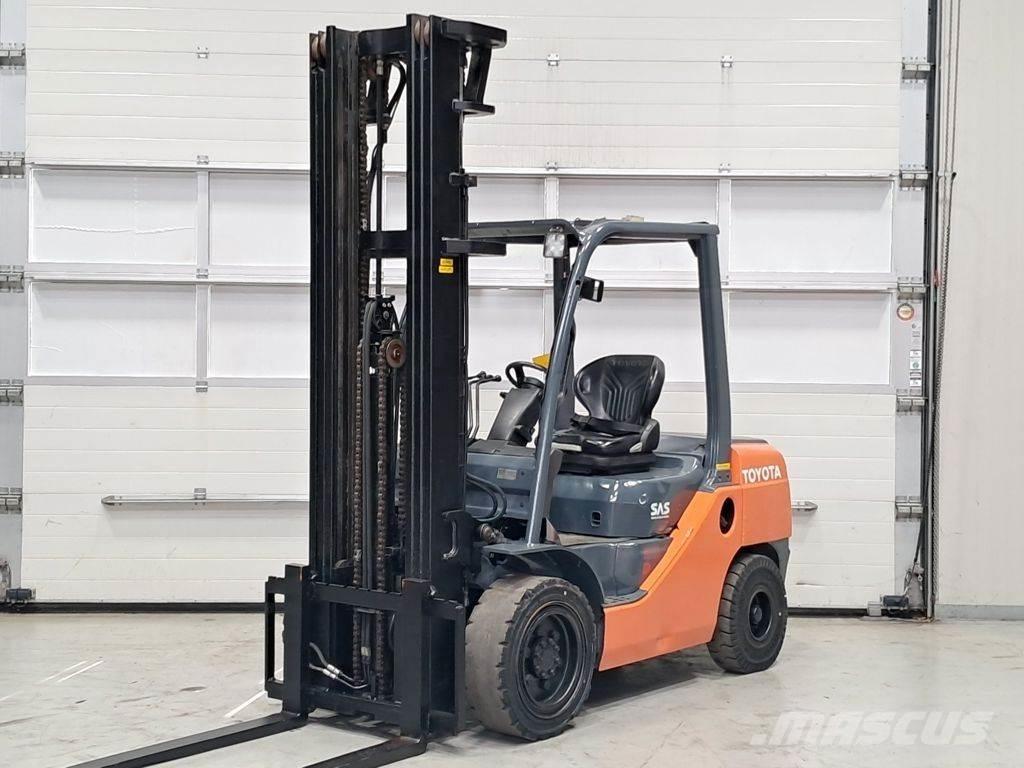 Toyota 02-8FDF30 Dieselmotviktstruckar
