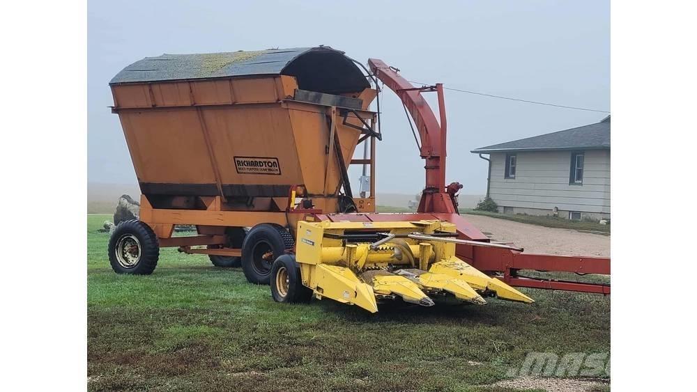 New Holland FP230 Fälthackar