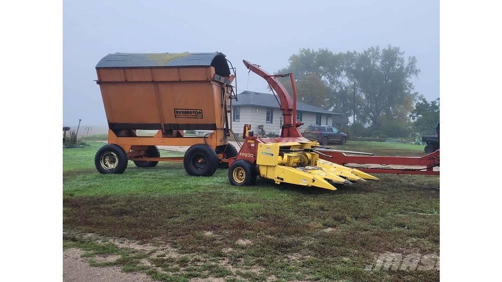 New Holland FP230 Fälthackar