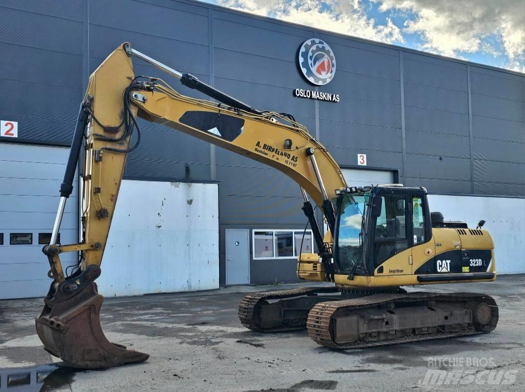 CAT 323 D L Bandgrävare