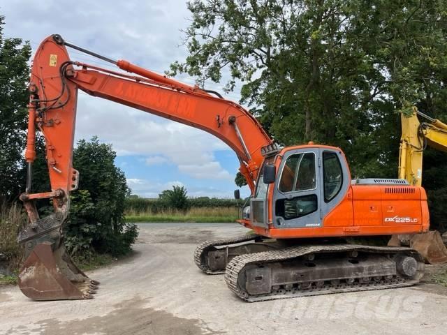 Doosan DX 225 LC Bandgrävare