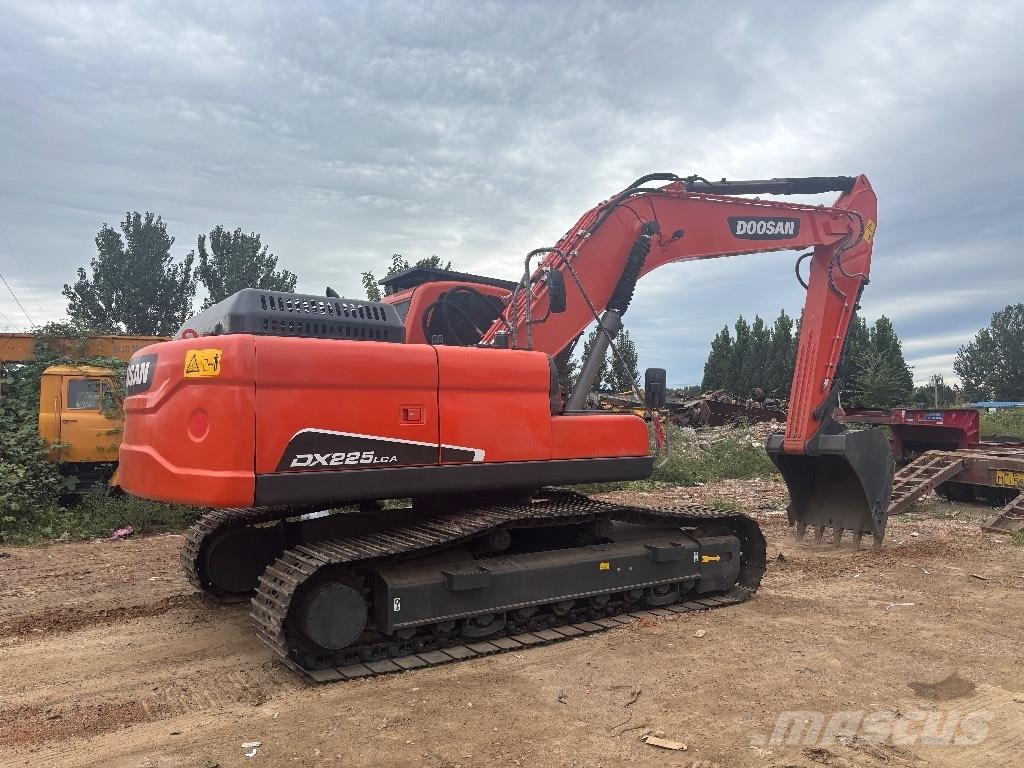 Doosan DX 225 LCA Bandgrävare