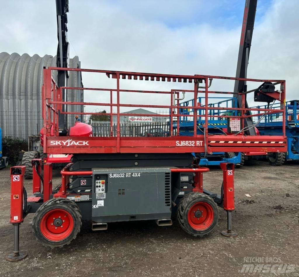 SkyJack SJ 6832 RT Saxliftar