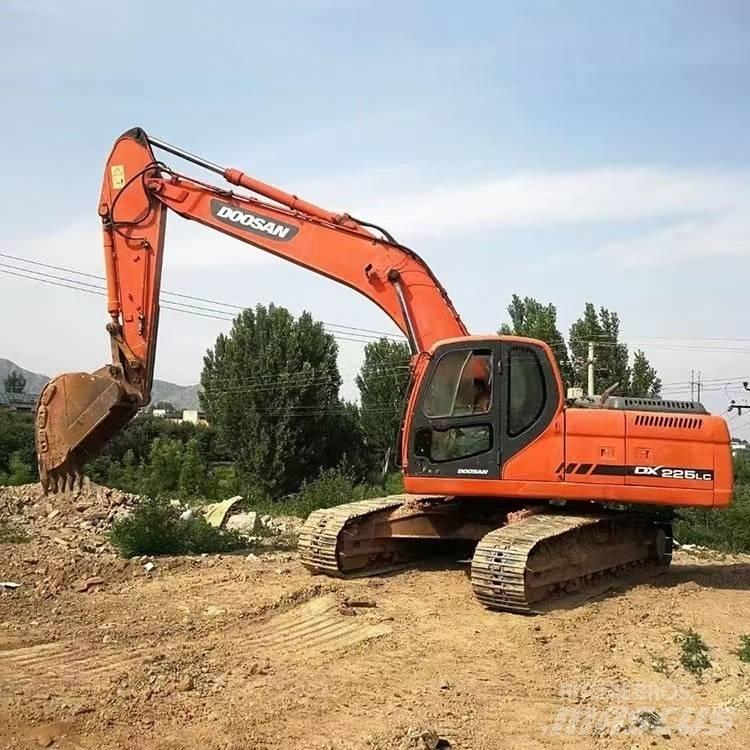 Doosan DX 225 LC-9C Bandgrävare