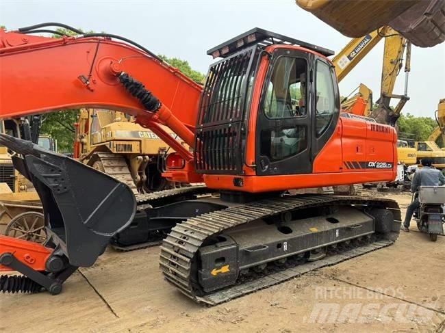 Doosan DX 225 LCA Bandgrävare