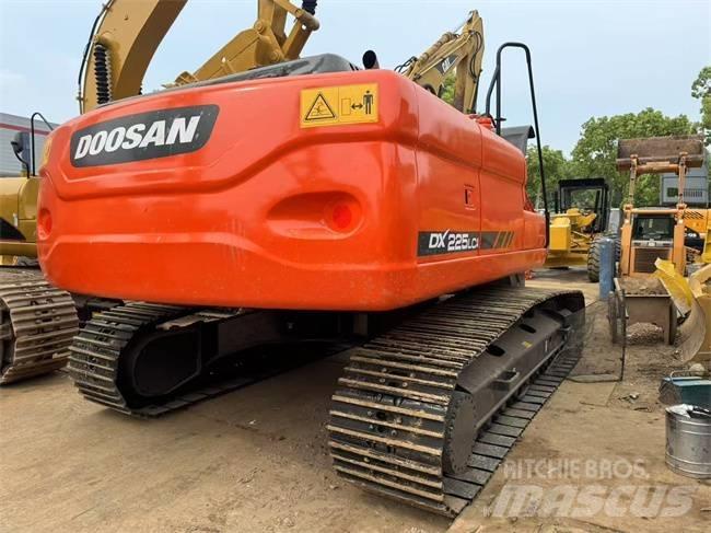 Doosan DX 225 LCA Bandgrävare
