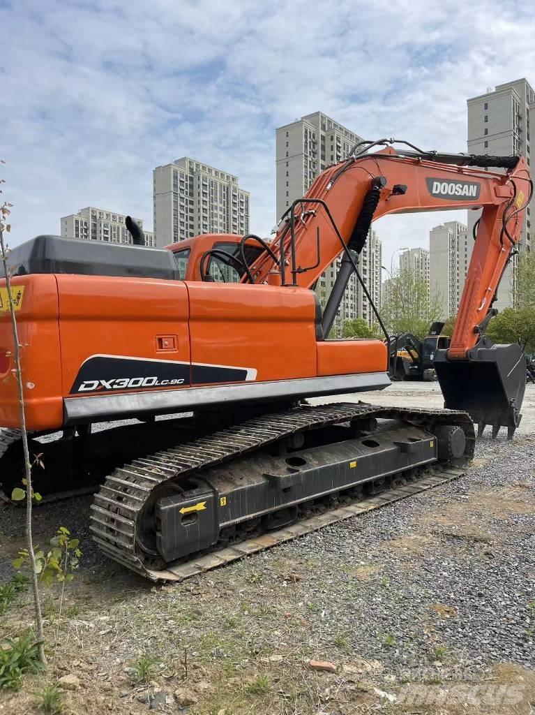 Doosan DX 300 LC Bandgrävare