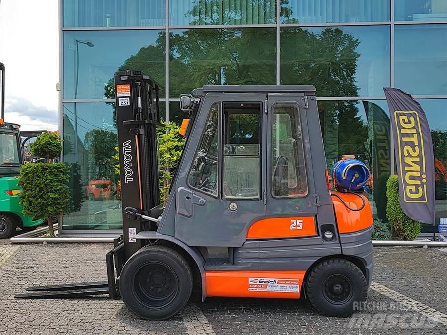 Toyota 6FG25 Gasolmotviktstruckar