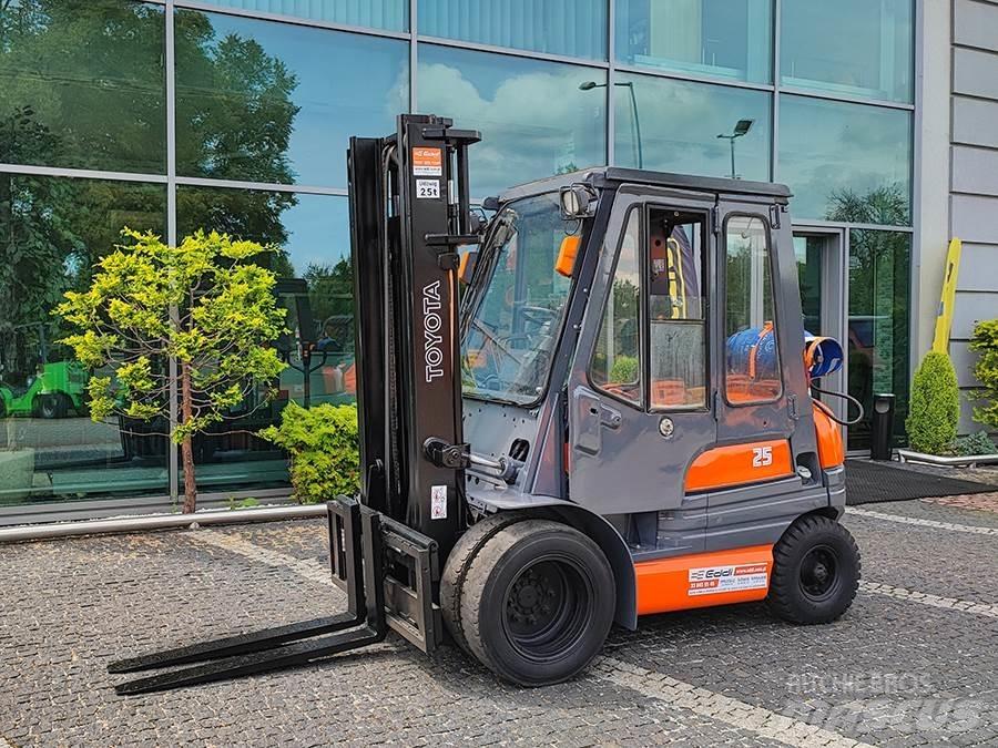 Toyota 6FG25 Gasolmotviktstruckar