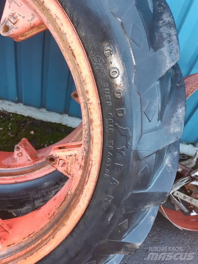 Goodyear 12.4-36 Dubbelmontage