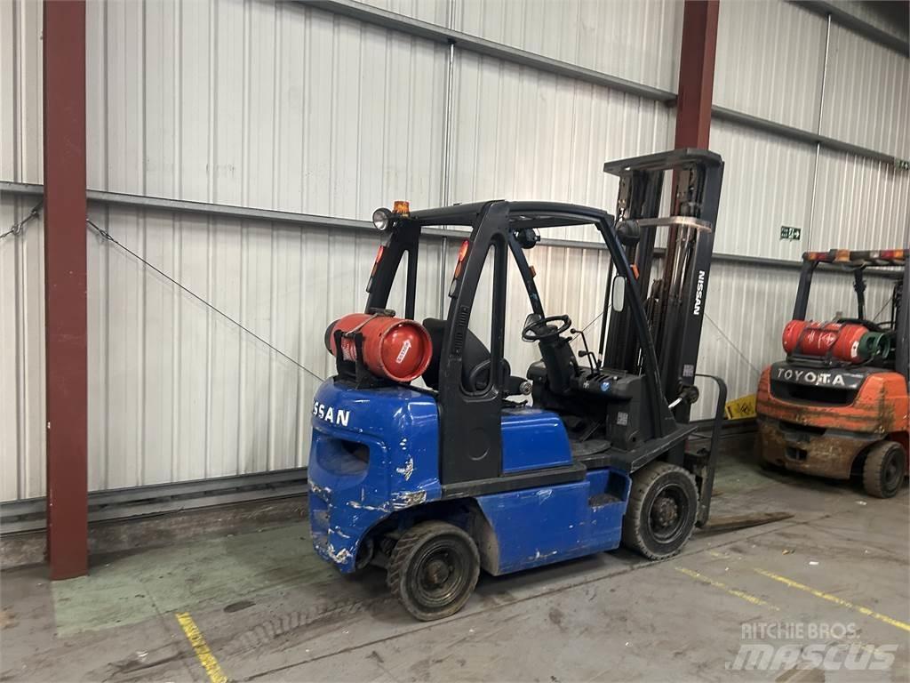 Nissan UD02A20PQ Gasolmotviktstruckar