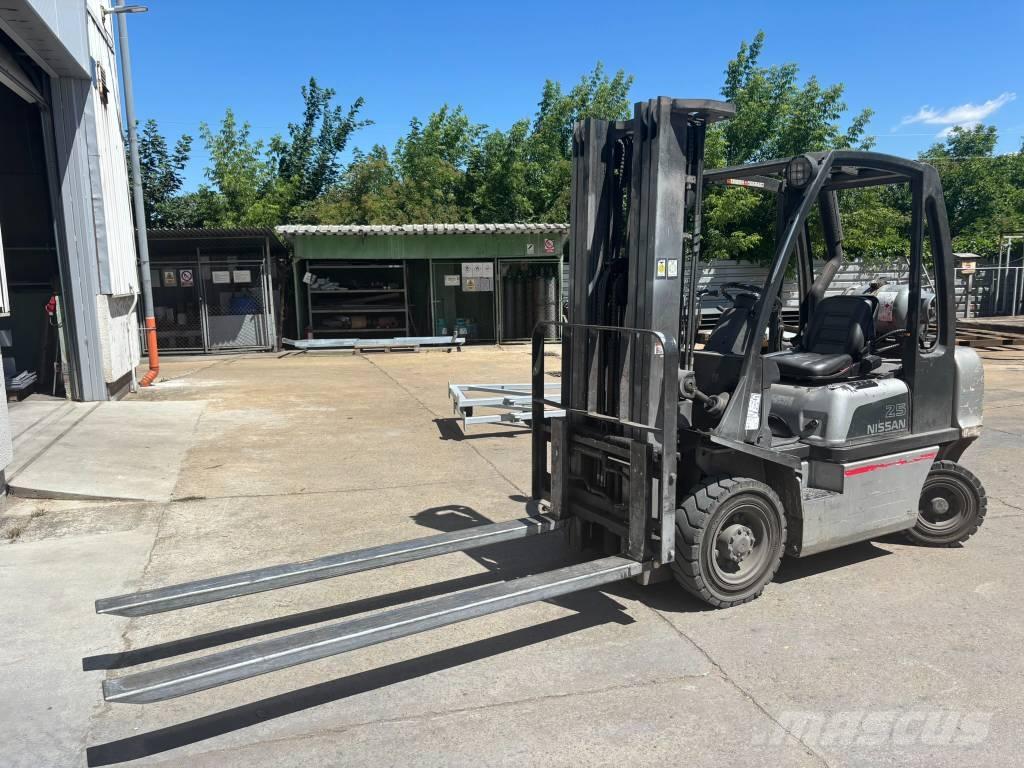 Nissan UD02A25PQ Gasolmotviktstruckar