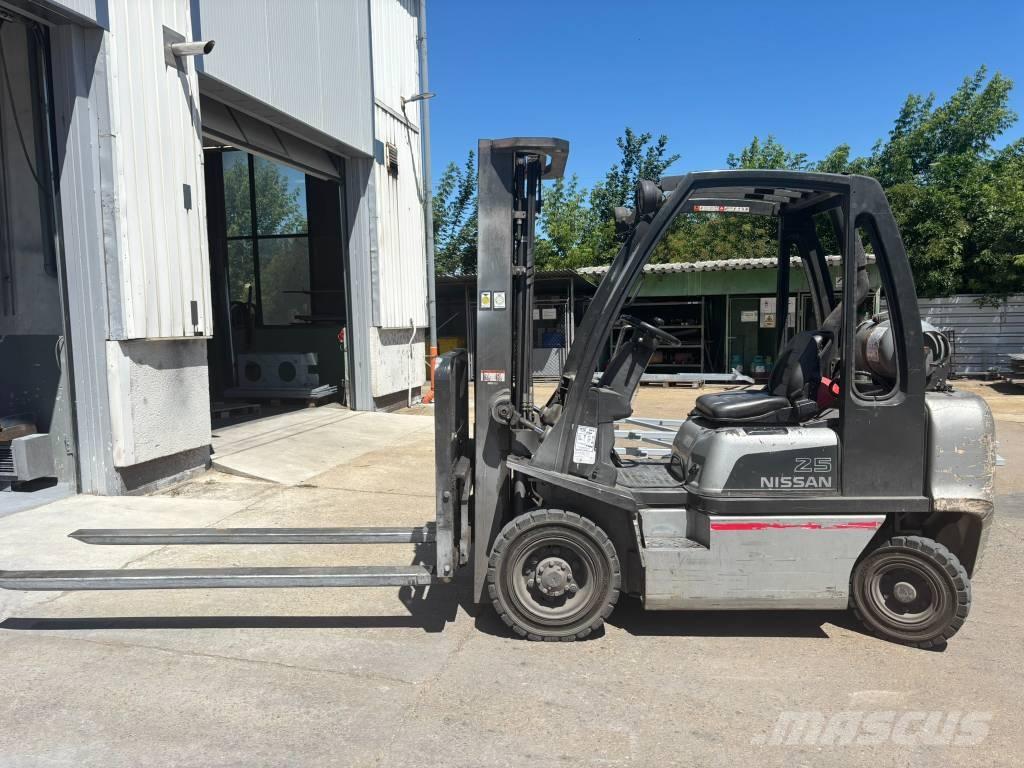 Nissan UD02A25PQ Gasolmotviktstruckar