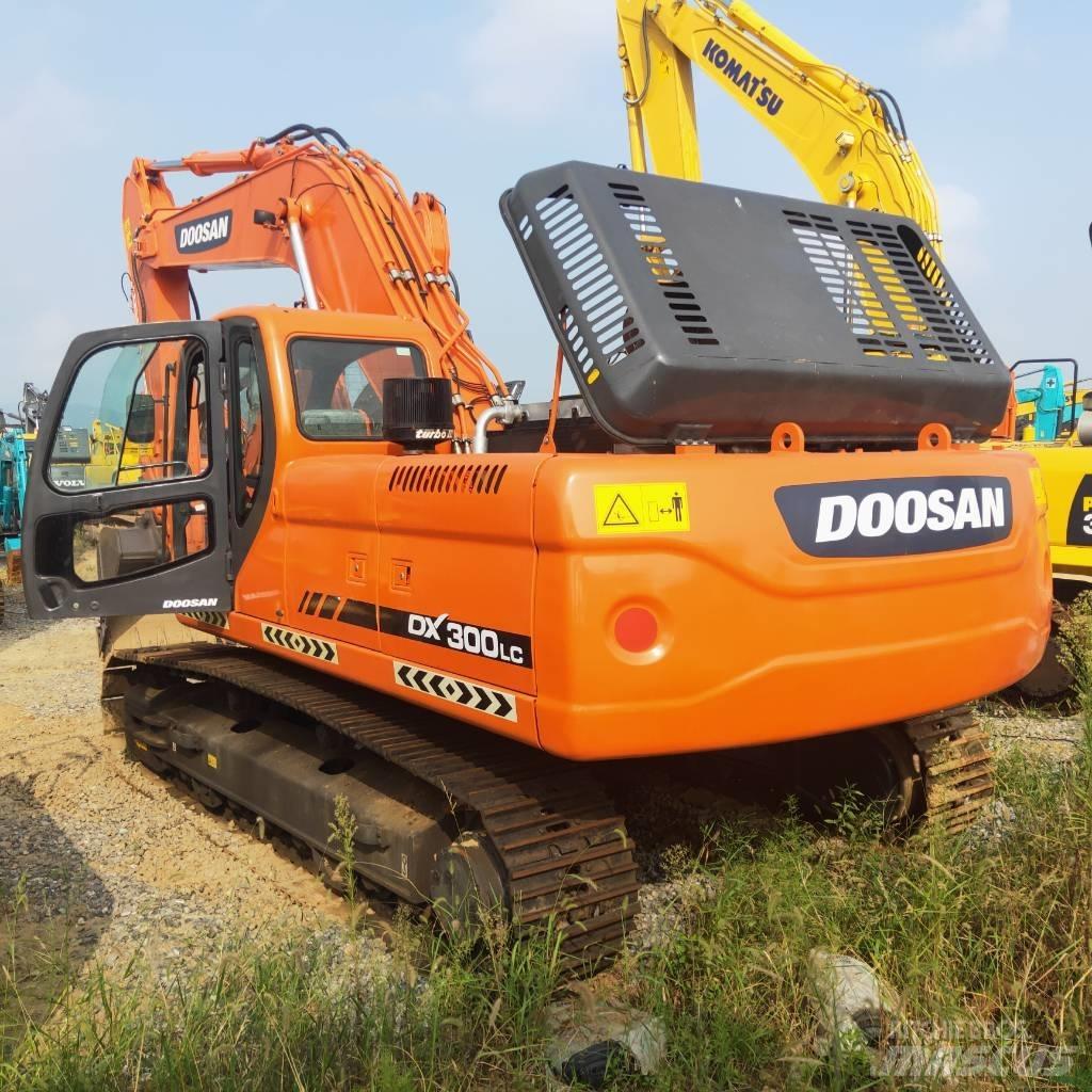 Doosan DX 300 LC Bandgrävare