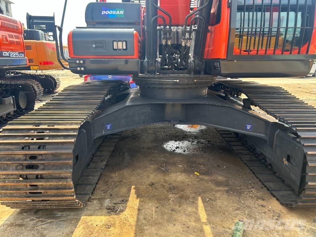 Doosan DX 225 LC Bandgrävare