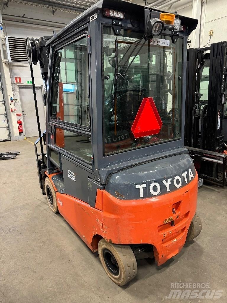 Toyota 8FBMKT25 Elmotviktstruckar