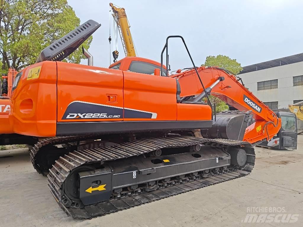 Doosan DX 225 LC-9 Bandgrävare
