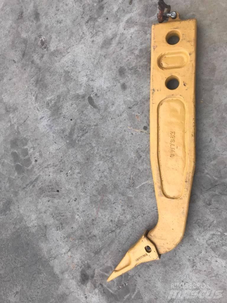 Komatsu D61 Shank Rivare