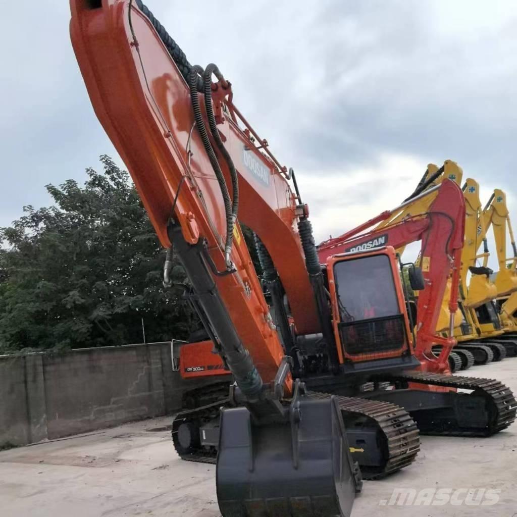 Doosan DX 300 Bandgrävare