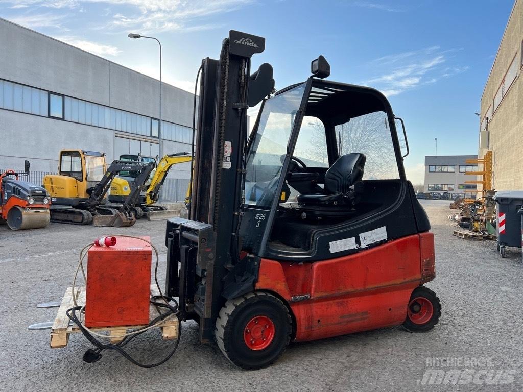 Linde E 25 Elmotviktstruckar