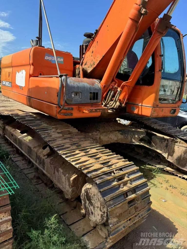 Doosan DX 260LC Bandgrävare