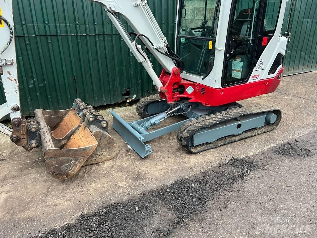 Takeuchi TB225 Minigrävare < 7t
