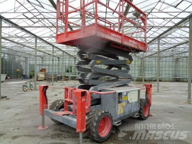 SkyJack SJ 6832 RT Saxliftar