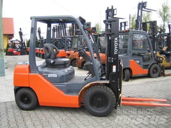 Toyota 02-8FG25 Gasolmotviktstruckar