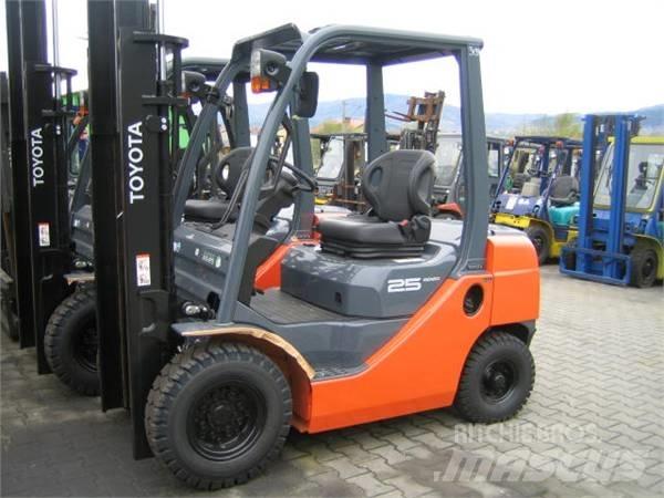 Toyota 02-8FG25 Gasolmotviktstruckar