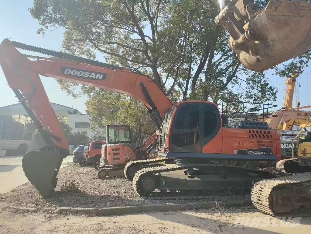 Doosan DX 300 LC Bandgrävare