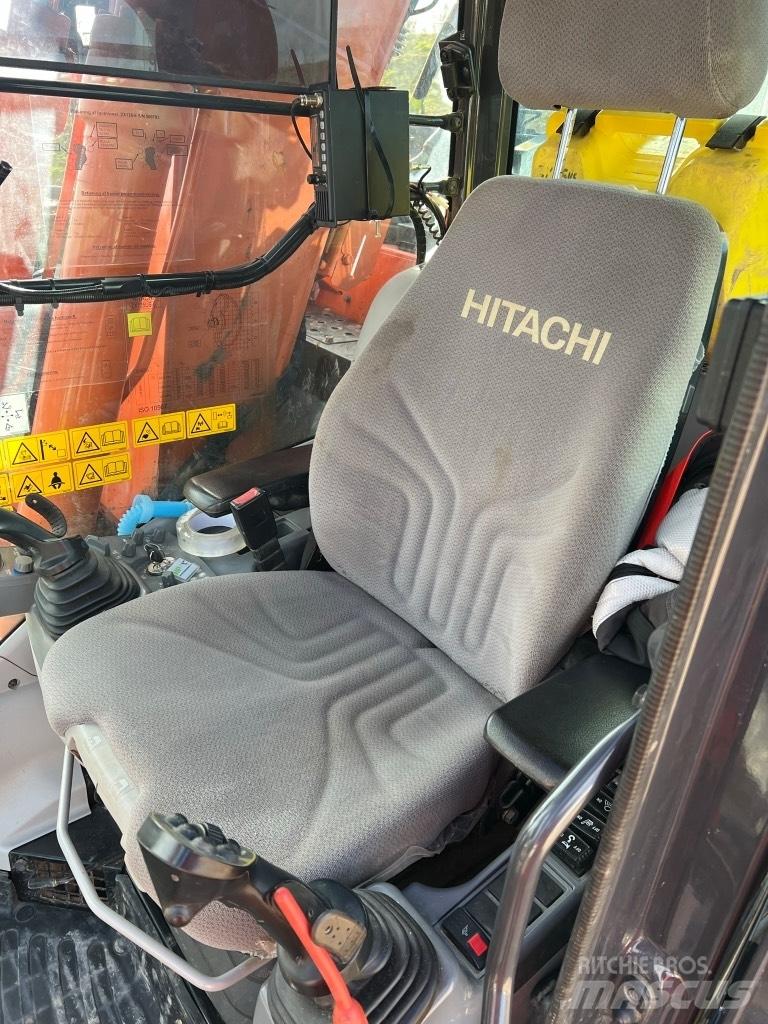 Hitachi ZX 135 US-6 Bandgrävare