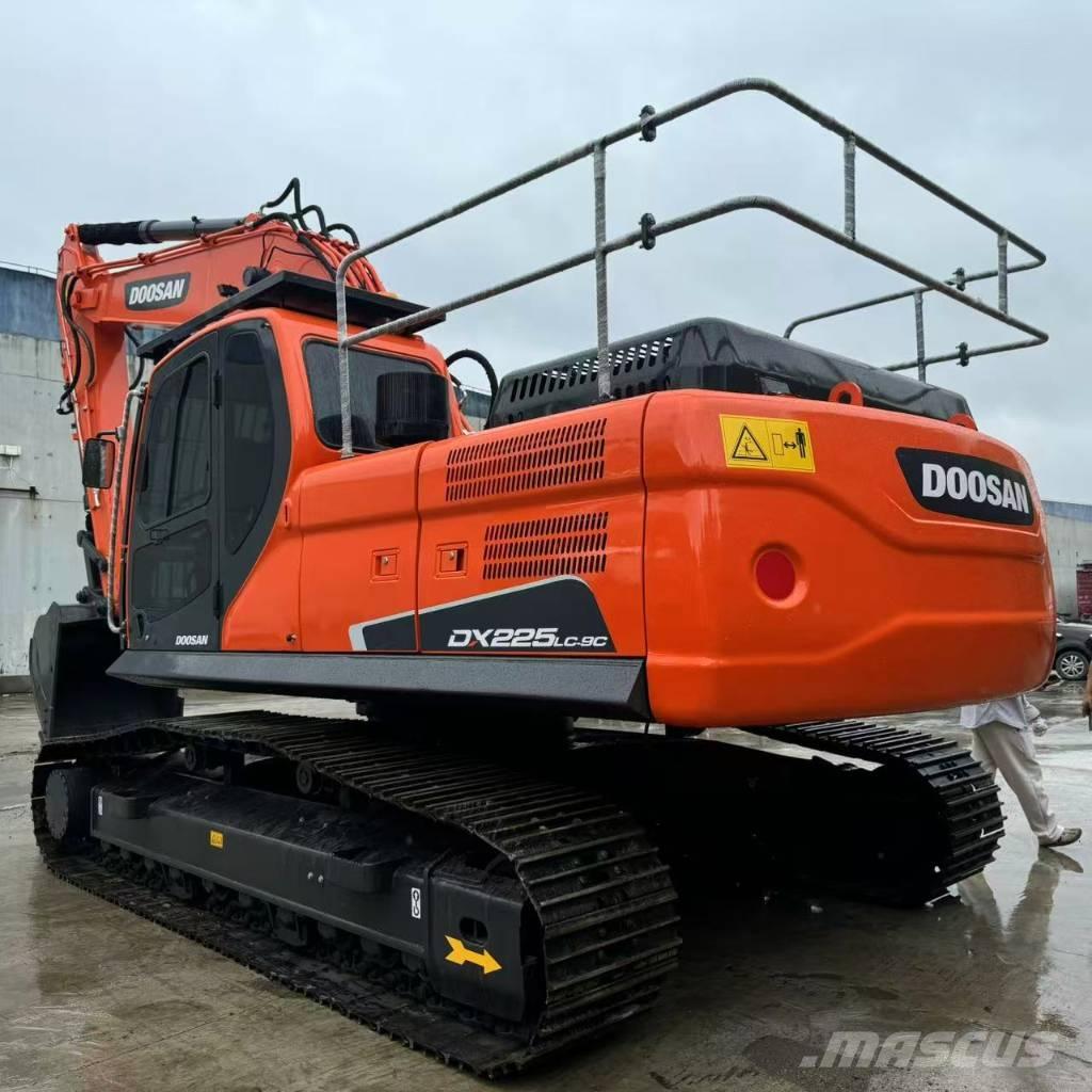 Doosan DX 225 LCA Bandgrävare