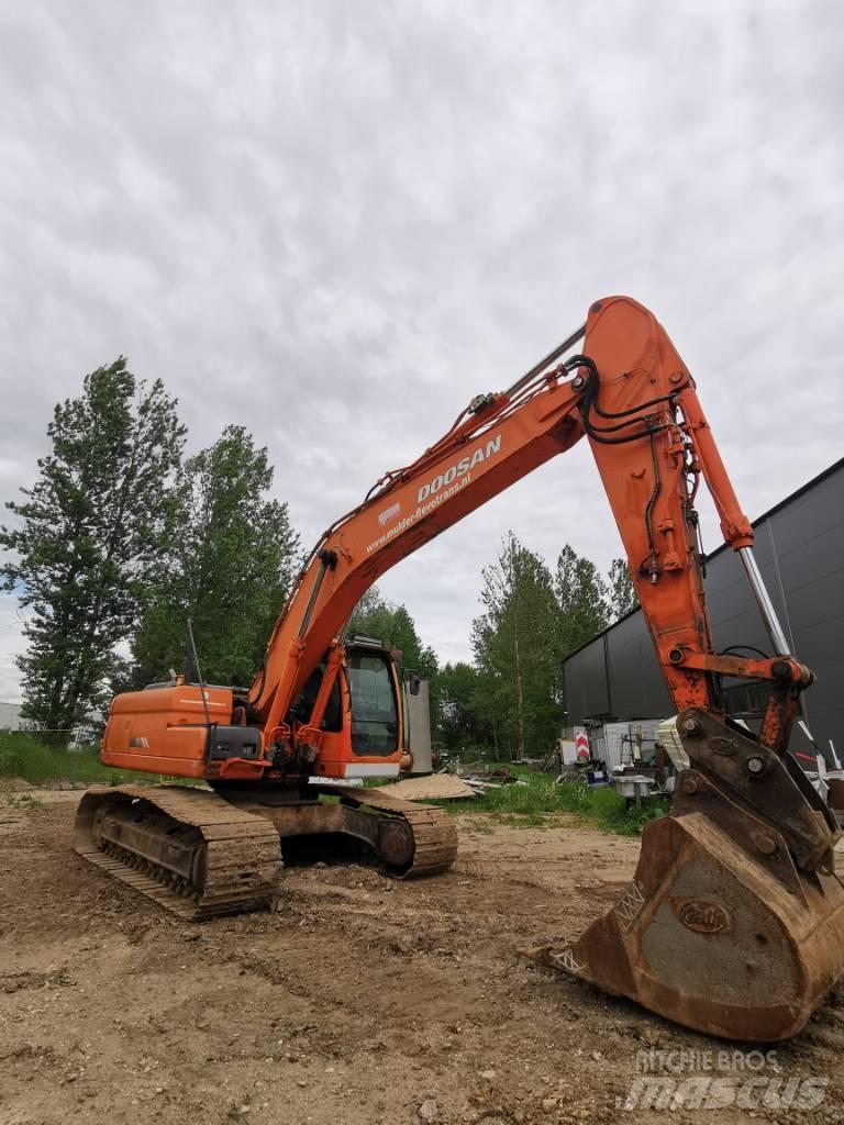 Doosan DX 225 LC Bandgrävare