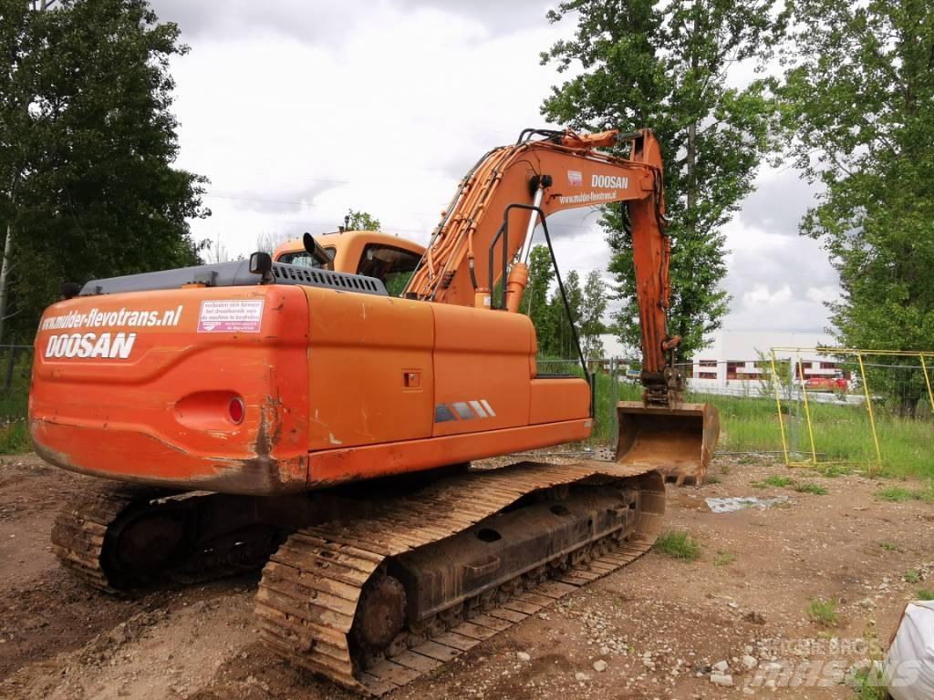Doosan DX 225 LC Bandgrävare