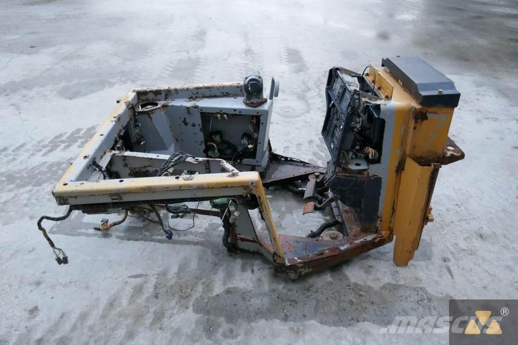 CAT 220-2800 Hytter och interiör