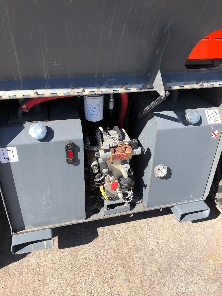 SkyJack SJ 6826 RT Saxliftar
