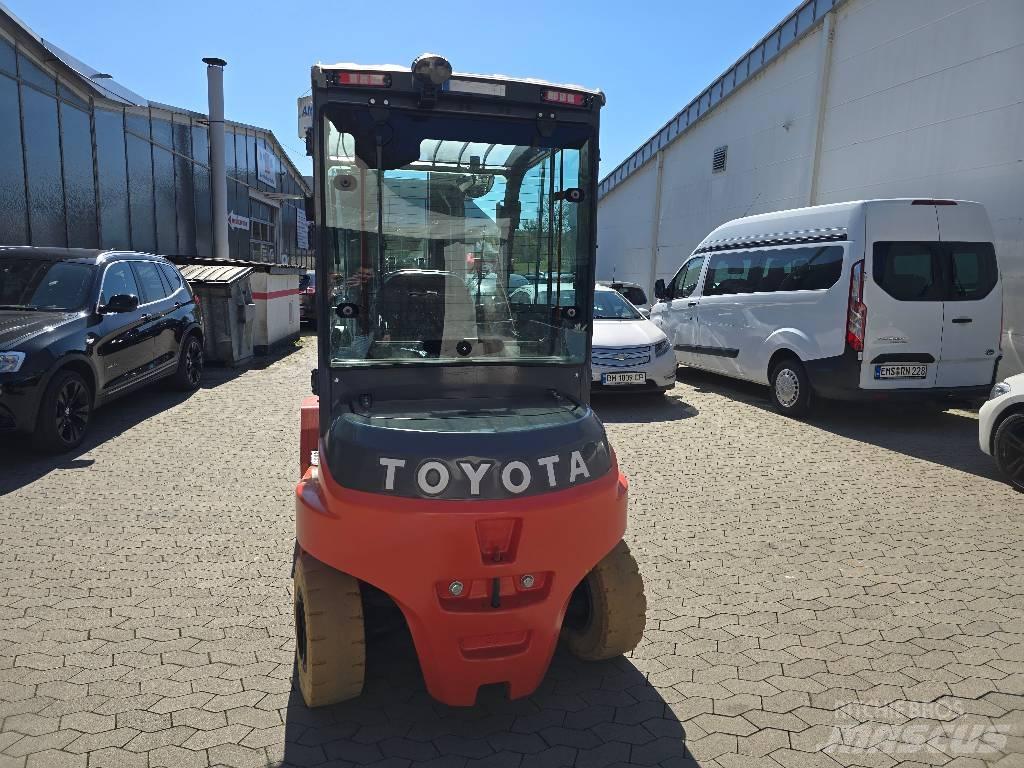 Toyota Traigo 80 Elmotviktstruckar