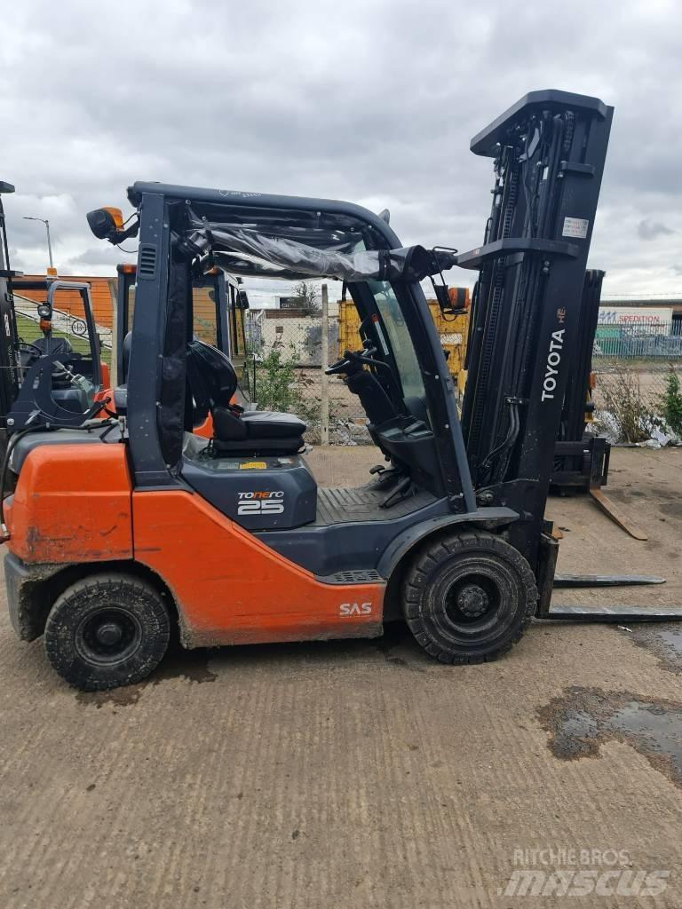 Toyota 02-8 FGF 25 Gasolmotviktstruckar