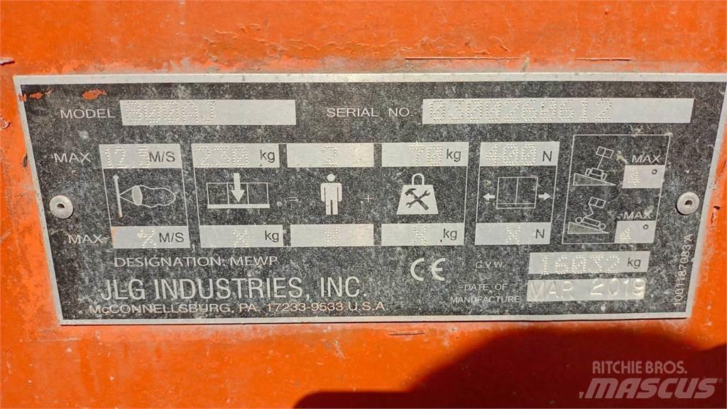 JLG 800AJ Bomliftar