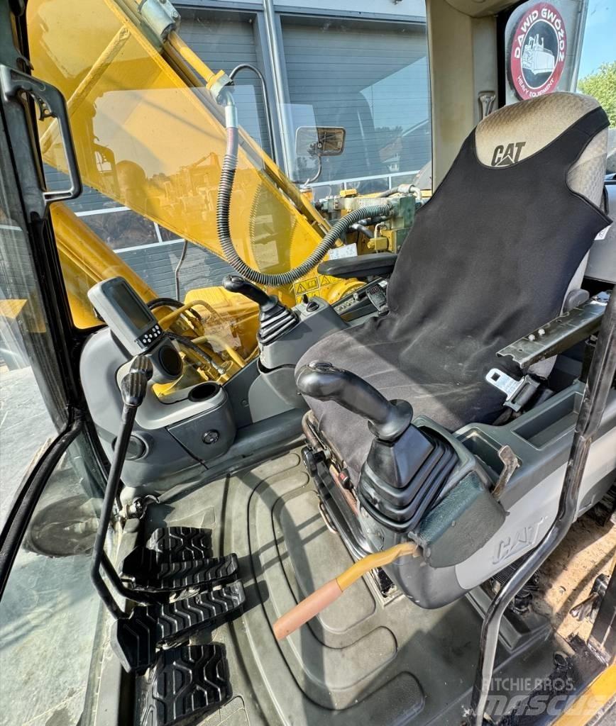 CAT 323 D L Bandgrävare