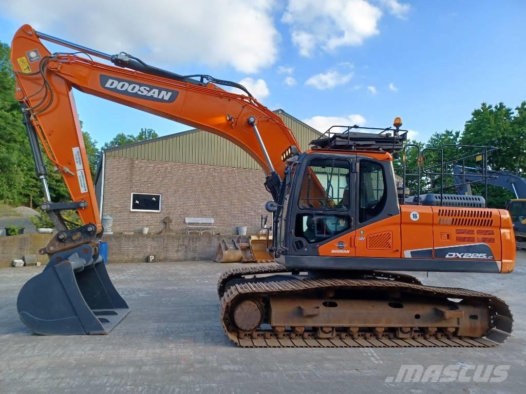 Doosan DX 225 LC-5 Bandgrävare