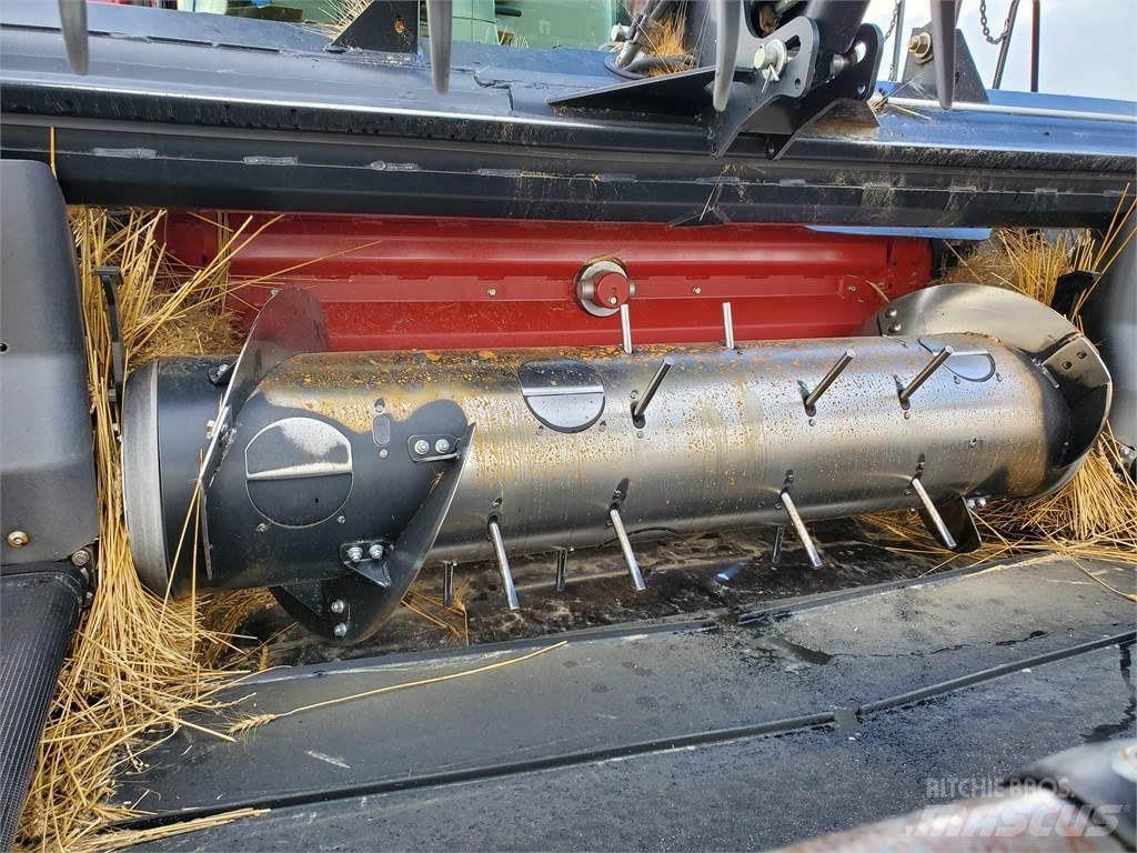 MacDon D65-D Skördetröskor