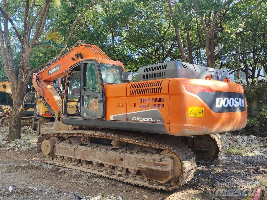 Doosan DX 300 LC Bandgrävare
