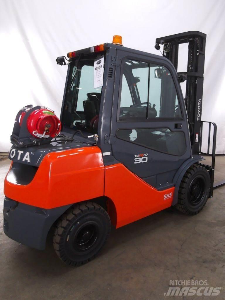 Toyota 02-8FGF30 Gasolmotviktstruckar