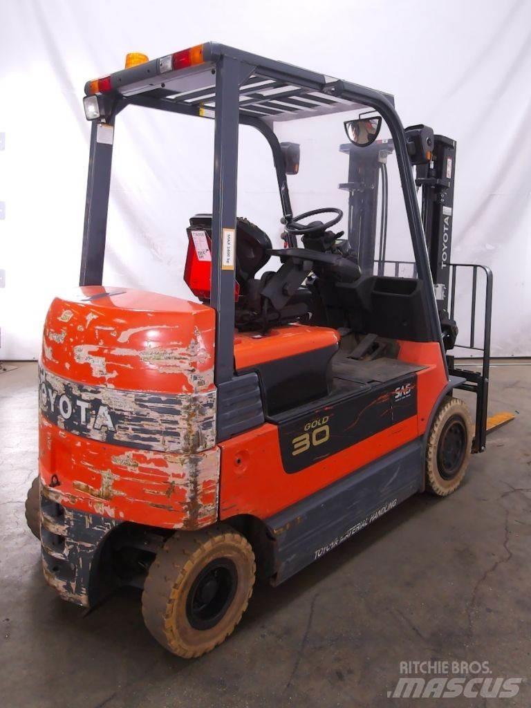 Toyota 7FBMF30 Elmotviktstruckar